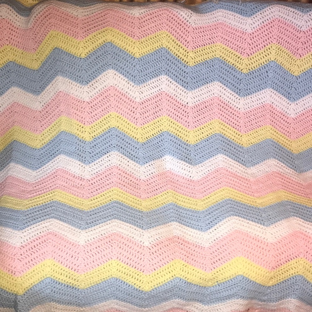 Knitted blanket from smoke free home - Picture 2 of 3